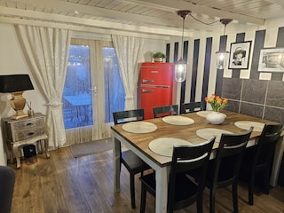 offener Essbereich mit Blick auf Terrasse und Bootsanle