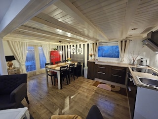 Wohnbereich mit Zugang zur Terrasse