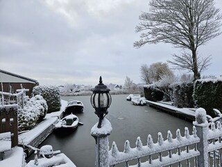 Einfahrt auf die Insel im Winter
