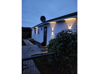 Hausansicht von der Seite am Abend