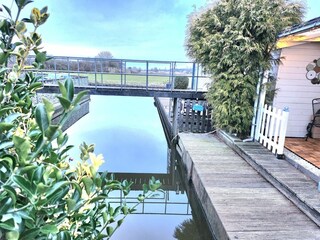 eigener Steg mit überdachter Terrasse