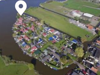 unser Ferienhaus, in zweiter Reihe, ganz vorne am See