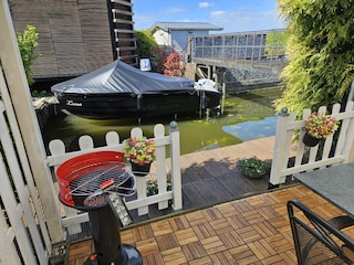 Terrasse mit Grill direkt am Steg