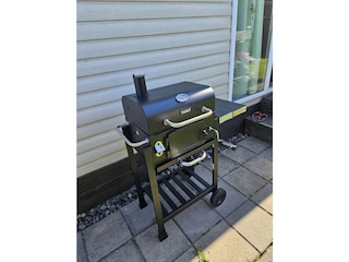 Grill mit Smoker-Funktion