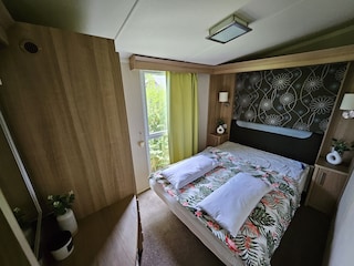 Schlafzimmer Nr.1 mit 140cm breitem Bett