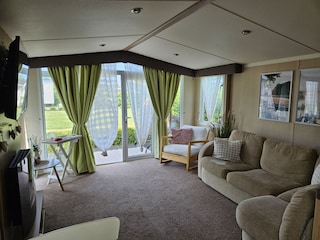 Wohnbereich mit Zugang zur Terrasse