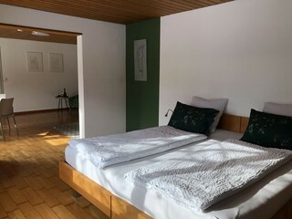 Schlafzimmer mit Kingsize - Bett