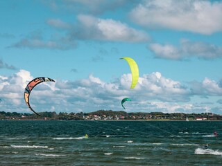 Kitesurfer am Strand Holnis