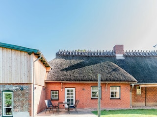 Rückseite des Hauses mit Terrasse