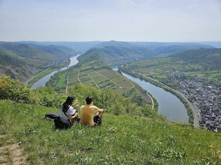 Wanderung mit Aussicht auf die Moselschleife bei Bremm