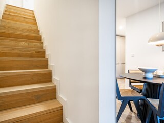 edle Holztreppe zum Obergeschoss