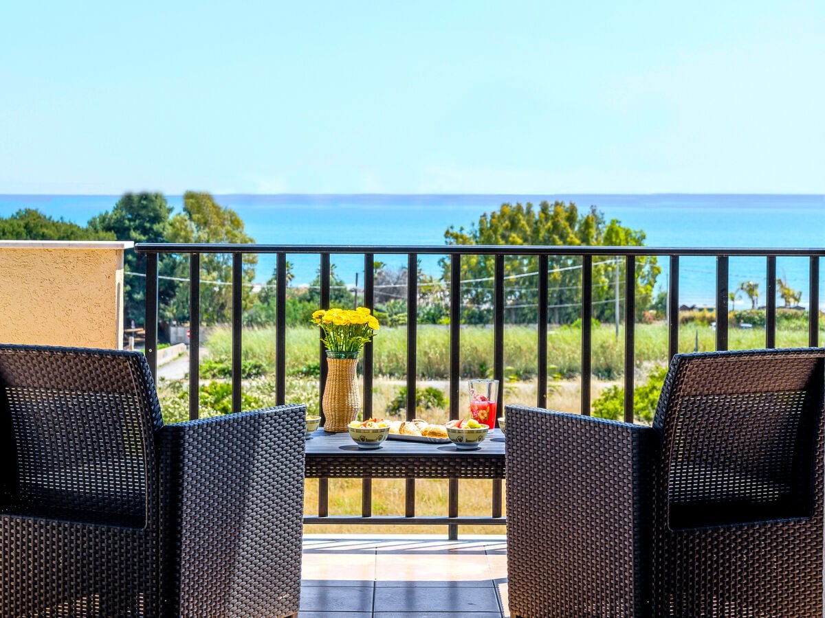 Entspannen Sie sich auf der Terrasse mit Meerblick