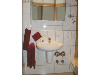 Bad mit Dusche und WC