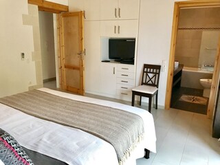Schlafzimmer mitTerrassenzugang, en Suite Bad, TV, AC