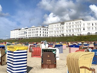 Strandzelte vor historischer Kulisse