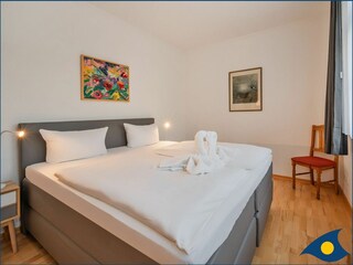 Schlafzimmer 1 mit Doppelbett
