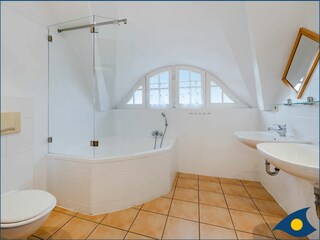 2. Badezimmer mit Badewanne