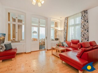 Wohnbereich mit Couch und TV. Der Holzdielenfußboden trägt zum gesunden wohnen bei, ist allergike...