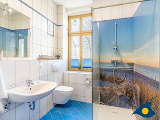 Badezimmer mit großer ebenerdiger Dusche
