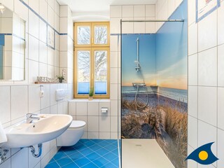 Badezimmer mit großer ebenerdiger Dusche