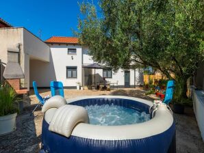 Holiday house Adorable home with private garden and bubble bath