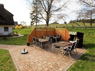 Eine große Terrasse mit Strandkörben und viel Platz.