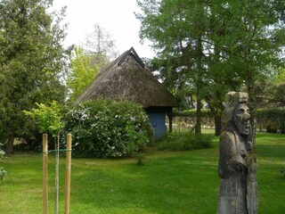 Der handgeschnitzte Fischer im Garten