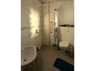 Schickes Badezimmer mit ebenerdiger Dusche