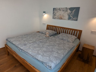 Schlafzimmer mit Doppelbett, Kleiderschrank