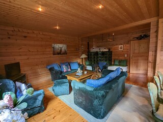Wohnzimmer mit gemütlichem Kachelofen