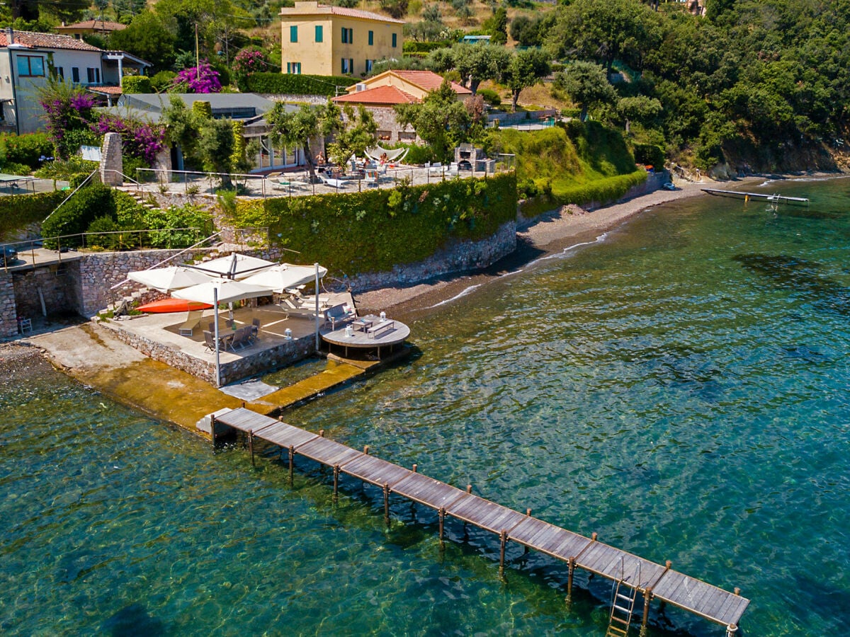 Die Terrasse direkt am Meer