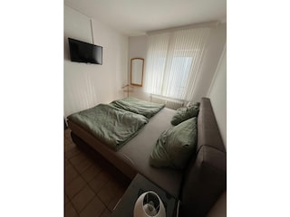 Elternschlafzimmer mit Fernseher