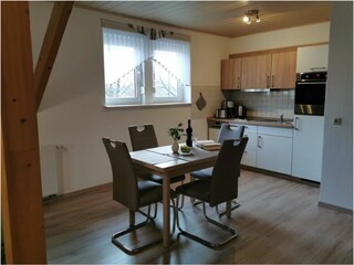Essecke mit Küchenzeile im Wohnzimmer