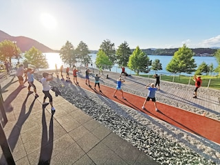 Fitness-Beach mit vielen Trainingsgeräten