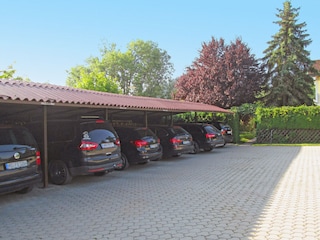 Parkplatz mit Carport