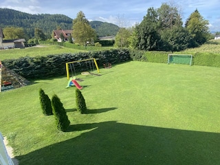 Große Spielwiese mit Fußballtor