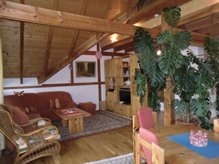 Couchecke mit Flachbildschirm u.skand.Massivholz-Möbeln