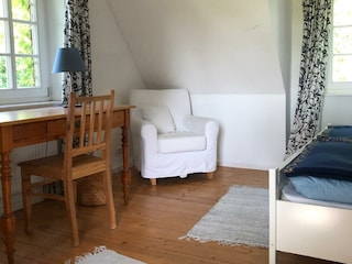 Schlafzimmer im OG mit Ehebett und Weitblick