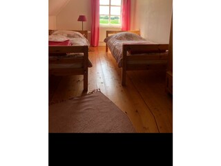 Schlafzimmer mit 2 Einzelbetten im OG