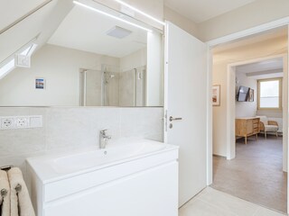 Badezimmer mit großem Waschtisch