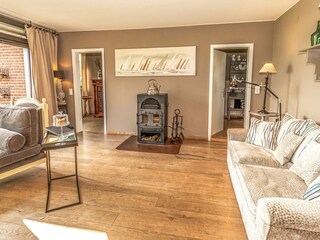 Großes, lichtdurchflutetes und gemütliches Wohnzimmer mit wunderschönen Möbeln und Kamin