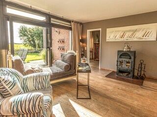 Großes, lichtdurchflutetes und gemütliches Wohnzimmer mit wunderschönen Möbeln und Kamin