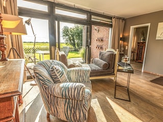 Großes, lichtdurchflutetes und gemütliches Wohnzimmer mit wunderschönen Möbeln und Kamin