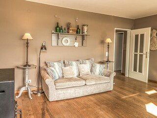 Großes, lichtdurchflutetes und gemütliches Wohnzimmer mit wunderschönen Möbeln und Kamin