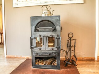 Großes, lichtdurchflutetes und gemütliches Wohnzimmer mit wunderschönen Möbeln und Kamin