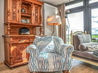 Großes, lichtdurchflutetes und gemütliches Wohnzimmer mit wunderschönen Möbeln und Kamin