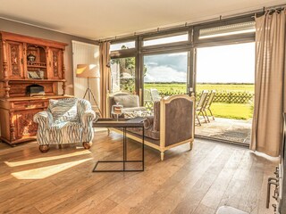 Großes, lichtdurchflutetes und gemütliches Wohnzimmer mit wunderschönen Möbeln und Kamin