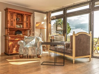 Großes, lichtdurchflutetes und gemütliches Wohnzimmer mit wunderschönen Möbeln und Kamin