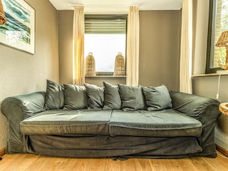 Separates Fernsehzimmer mit urgemütlichem Sofa