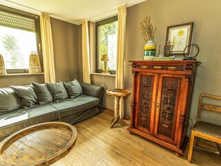 Separates Fernsehzimmer mit urgemütlichem Sofa